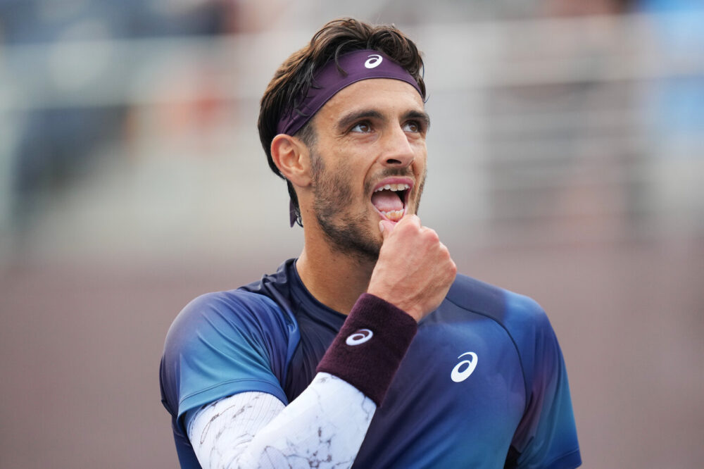lorenzo musetti affossato da un problema fisico e cede a sweeny in quattro set agli us open da Oasport.it lorenzo musetti affossato da un problema fisico e cede a sweeny in quattro set agli us open