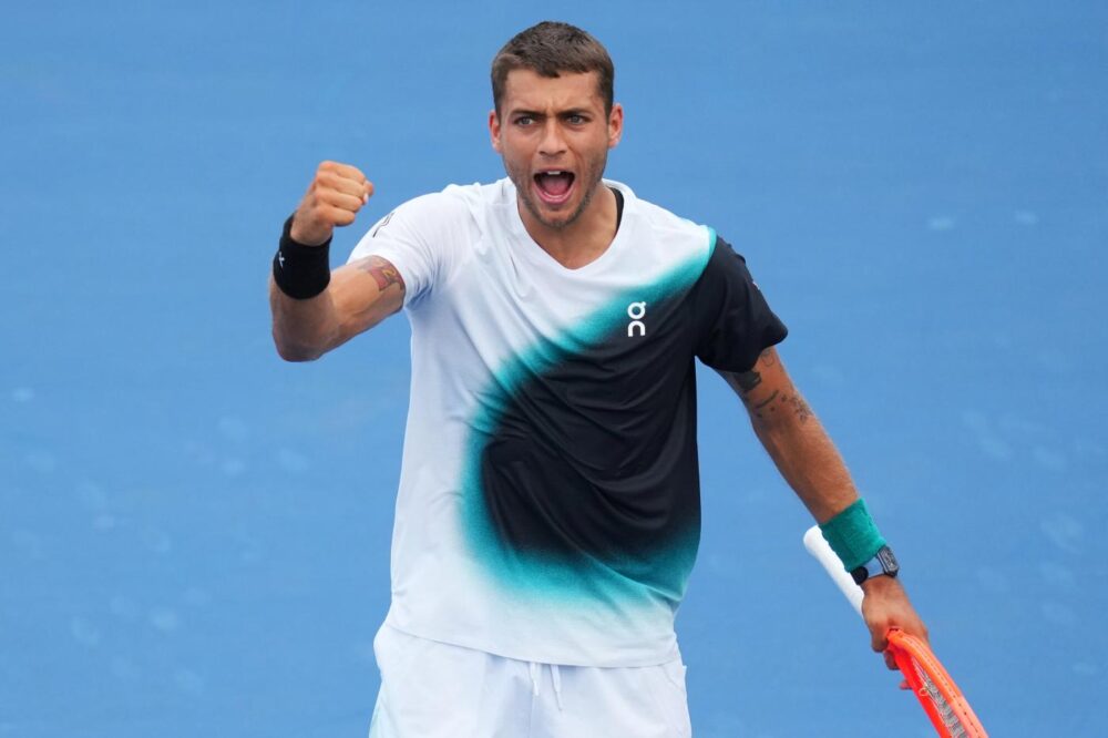flavio cobolli col tweener pallonetto alla federer contro schoolkate agli us open il colpo che ricorda il maestro a wimbledon da Oasport.it flavio cobolli col tweener pallonetto alla federer contro schoolkate agli us open il colpo che ricorda il maestro a wimbledon