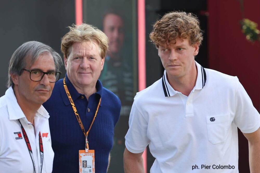 jannik sinner scrive a kimi antonelli dopo il trionfo a monza la foto con bezzecchi e laura pausini da Oasport.it jannik sinner scrive a kimi antonelli dopo il trionfo a monza la foto con bezzecchi e laura pausini