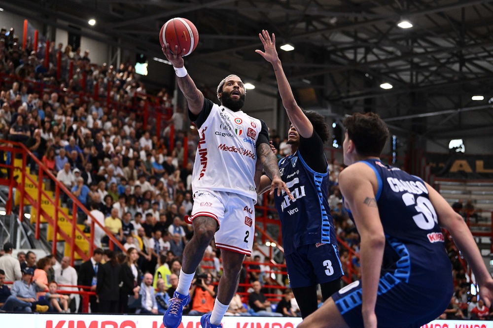 Basket: Cole e Mathews trascinano Milano alla vittoria nel mezzogiorno di Napoli
